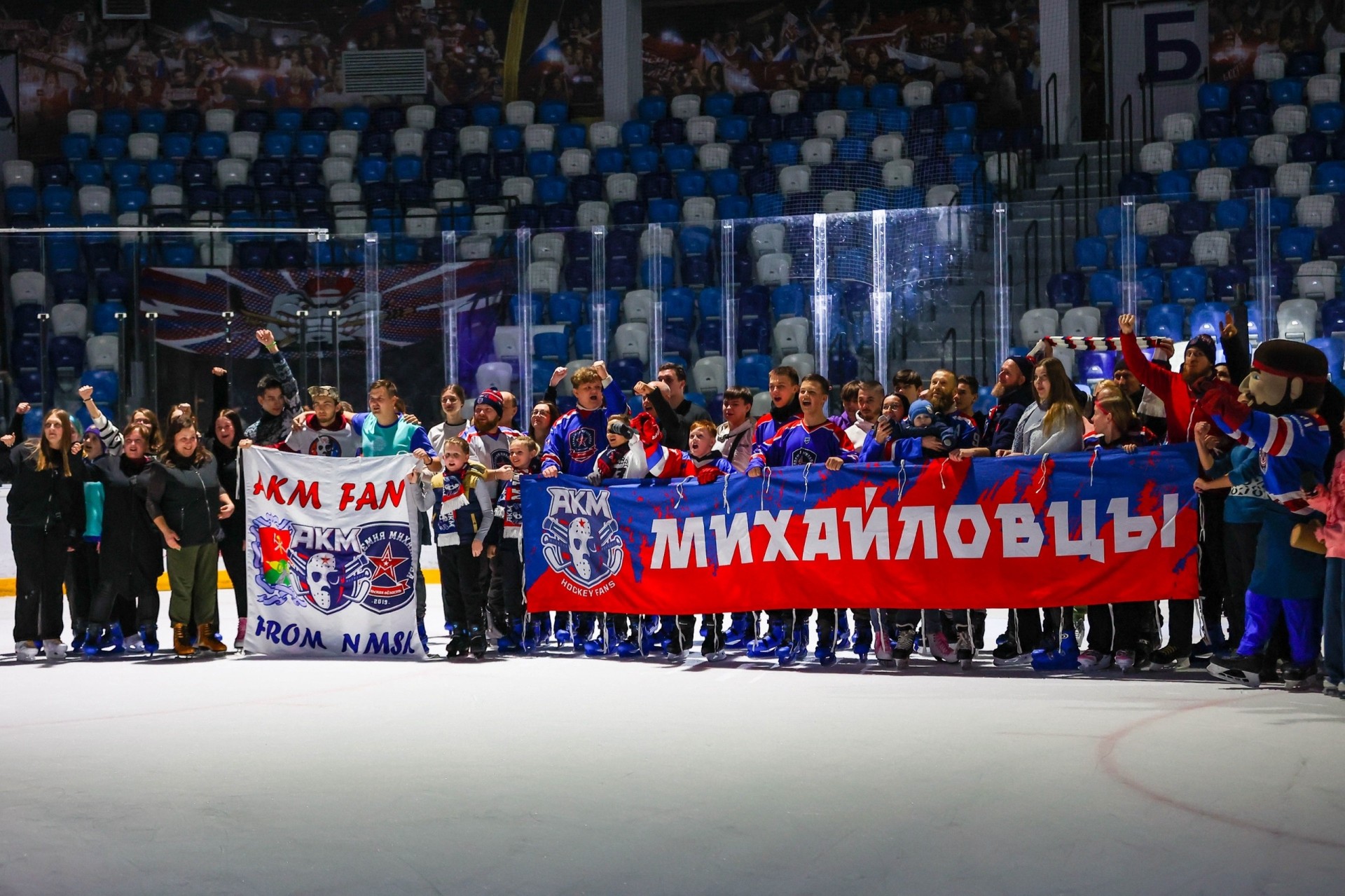 В Ледовом дворце прошло массовое катание для болельщиков команд системы «Академии Михайлова»